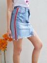 Spódnica Jeansowa con Strisce - jasnoniebieski jeans z czerwonymi lampasami